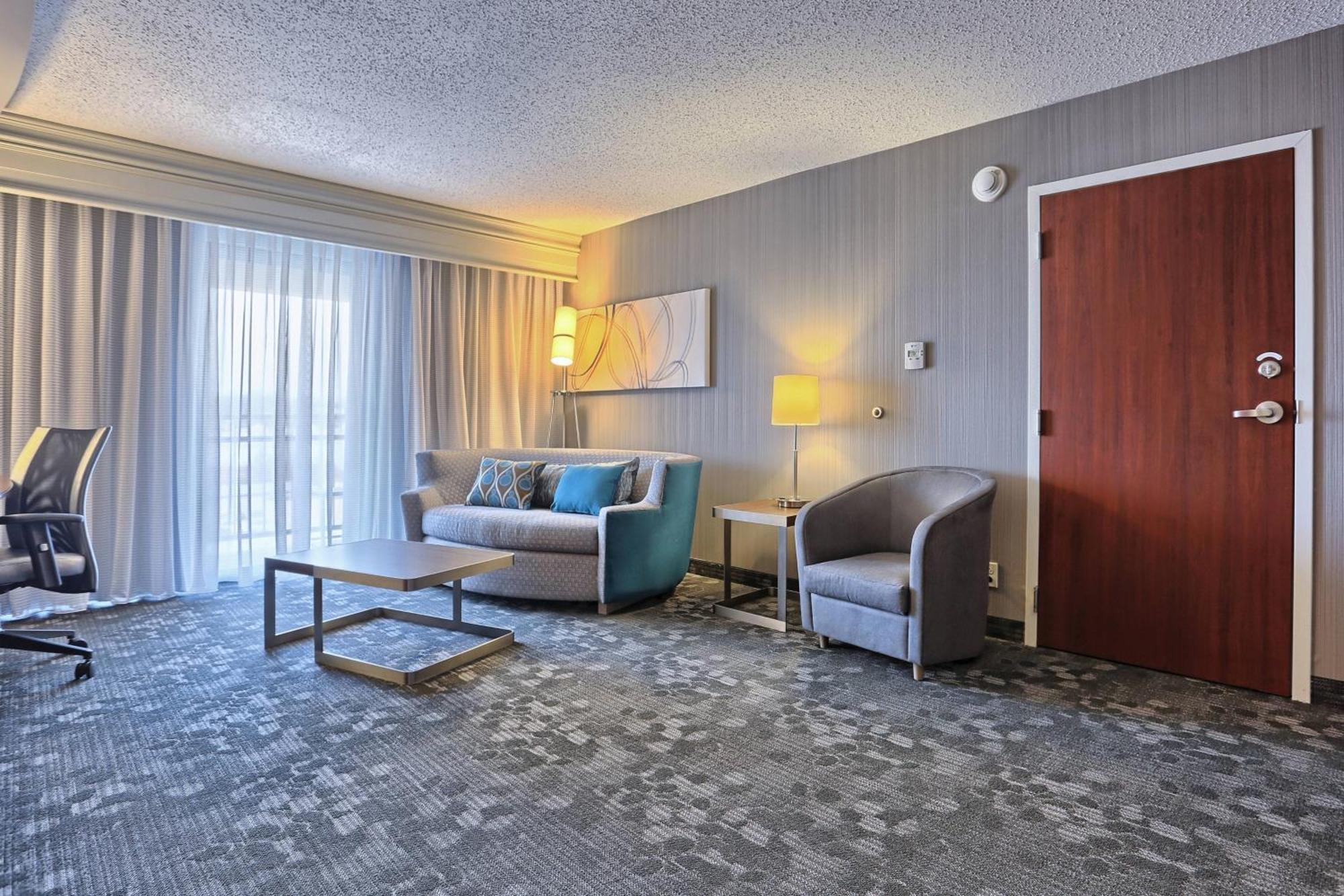 คอร์ตยาร์ด ฮาร์ริสบูร์ก เวสต์/เมคานิกส์บูร์ก Hotel แมคานิกส์เบิร์ก ภายนอก รูปภาพ