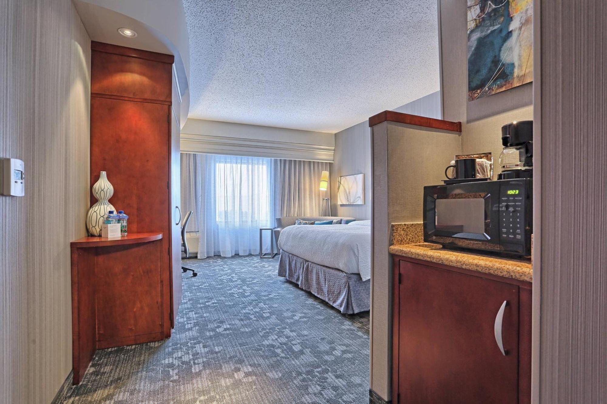 คอร์ตยาร์ด ฮาร์ริสบูร์ก เวสต์/เมคานิกส์บูร์ก Hotel แมคานิกส์เบิร์ก ภายนอก รูปภาพ