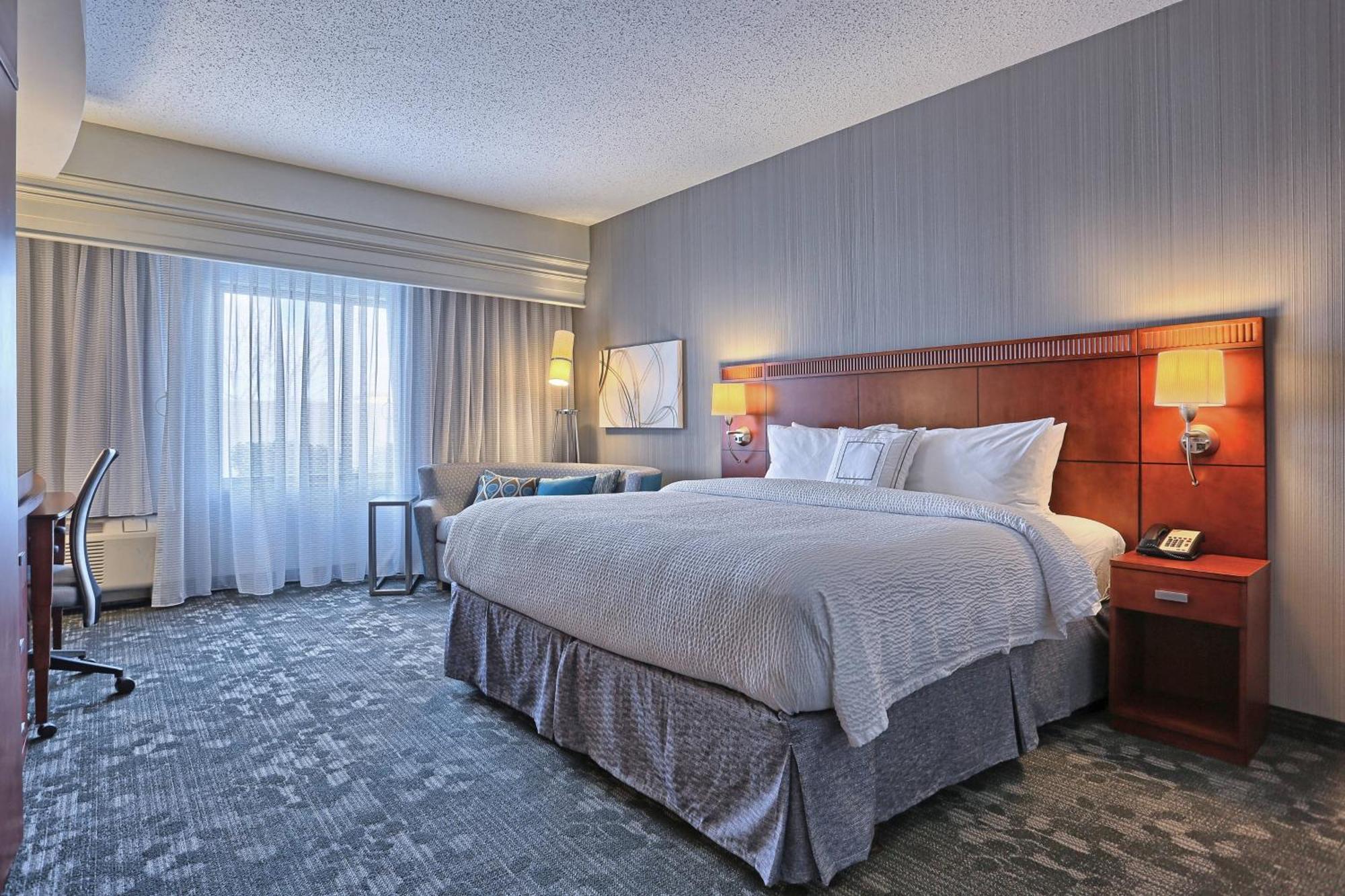 คอร์ตยาร์ด ฮาร์ริสบูร์ก เวสต์/เมคานิกส์บูร์ก Hotel แมคานิกส์เบิร์ก ภายนอก รูปภาพ